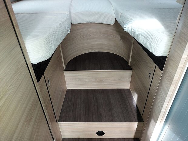 Knaus Van Ti Plus 650 MEG Platinum Selection Automatik Treppe Bett  Knaus Van Ti Plus 650 MEG Platinum Selection Automatik Treppe zum Bett