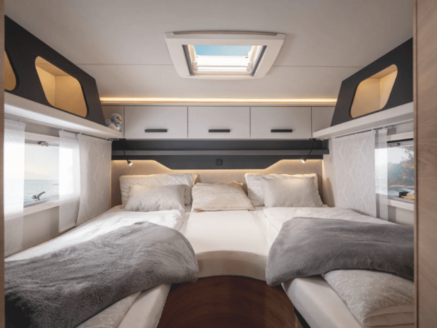KNAUS L!VE WAVE 2027 – Bettvarianten und Schlafbereich Schlafbereich mit Bettvariante im KNAUS L!VE WAVE PLATINUM SELECTION 2027