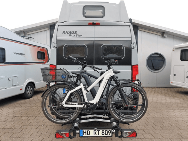 Anhängerkupplung Wohnmobil Montage mit Trägersystem Detailansicht einer montierten Anhängerkupplung am Wohnmobil mit E-Bike-Träger-Aufnahme und sauber integrierter Fahrzeugtechnik
