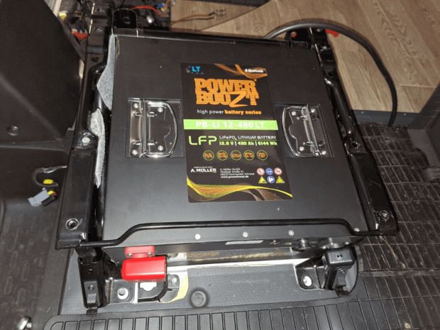 Lithiumbatterie Wohnmobil montiert - Untersitz Einbau in Werkstatt