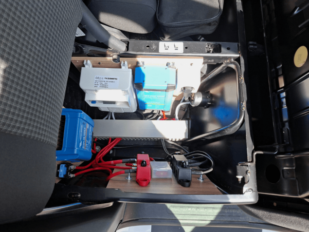 Ladebooster und Laderegler fachgerecht installiert Fachgerecht verbaute Ladebooster und Laderegler unter der Sitzbank eines Busses