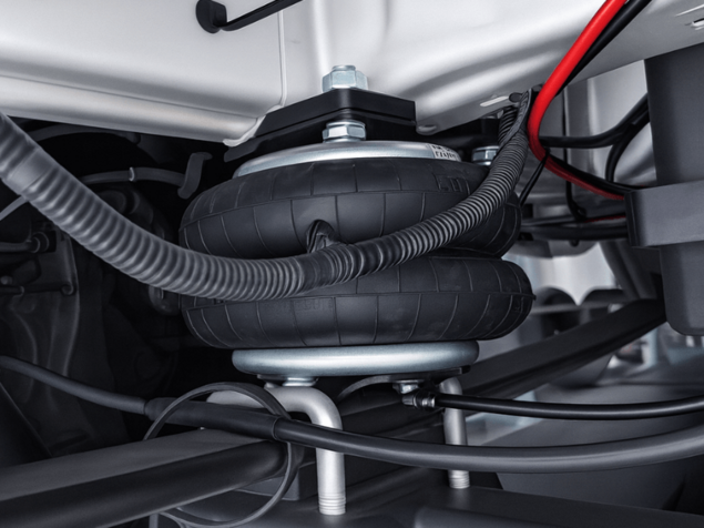 Montage der Luftfederung auf der linken Seite des Wohnmobils – Werkstatt Altlußheim