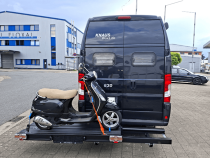 Seitlich verschobener Rollerträger am Knaus Wohnmobil für besseren Zugang zum Heckbereich