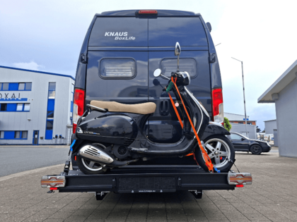Knaus Wohnmobil mit montiertem Rollerträger und Roller für den sicheren Transport auf Reisen