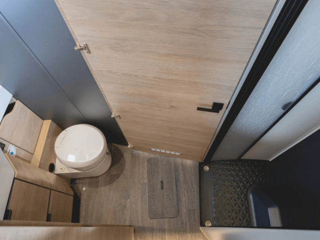 KNAUS SKY TI 2027 – Wasch- und Toilettenbereich Großzügiger Wasch- und Toilettenbereich im KNAUS SKY TI 2027