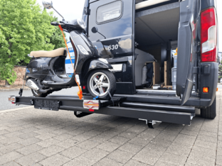 Detailansicht der fachgerechten Rollerträger-Montage am Wohnmobil Detailaufnahme der fachgerechten Montage eines Rollerträgers am Wohnmobil