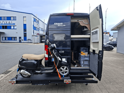 Seitlich verschobener Rollerträger am Wohnmobil ermöglicht das Öffnen der Hecktür