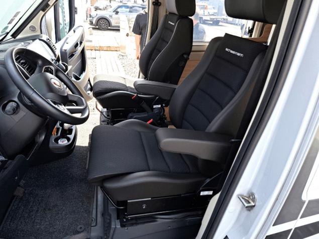 Scheelmann Komfortsitz im Wohnmobil nachgerüstet Nachgerüsteter Scheelmann Komfortsitz im Fahrerbereich eines Wohnmobils für mehr Sitzkomfort auf Reisen