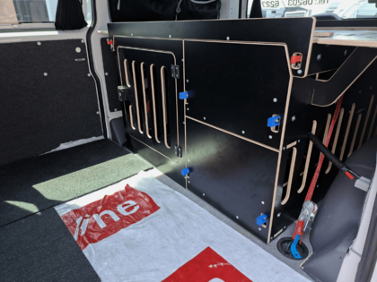 Platzsparender Einbau einer Lithiumbatterie im Fahrzeugheck Platzsparend verbaute Lithiumbatterie mit integrierter Auszugslösung im Bus