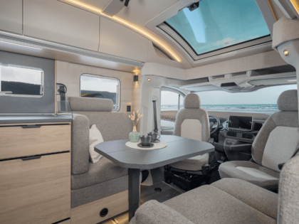 KNAUS SKY TI 2027 – Panorama-Echtglasdach im Innenraum Panorama-Echtglasdach im Innenraum des KNAUS SKY TI 2027