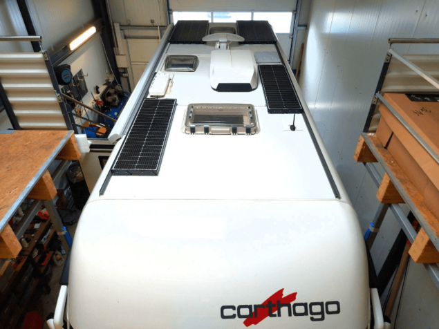 Solaranlage auf Carthago Wohnmobil nachgerüstet Nachgerüstete Solaranlage auf dem Dach eines Carthago Wohnmobils