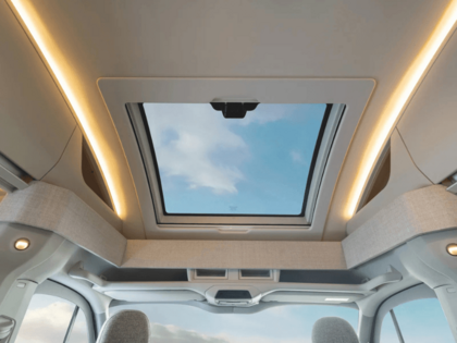 KNAUS SKY TI 2027 – Panorama-Echtglasdach Innenraum des KNAUS SKY TI 2027 mit Panorama-Echtglasdach über dem Fahrerhaus