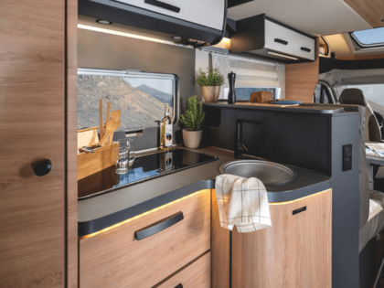 KNAUS L!VE WAVE PLATINUM SELECTION 2027 – Küche Kochbereich im KNAUS L!VE WAVE PLATINUM SELECTION 2027