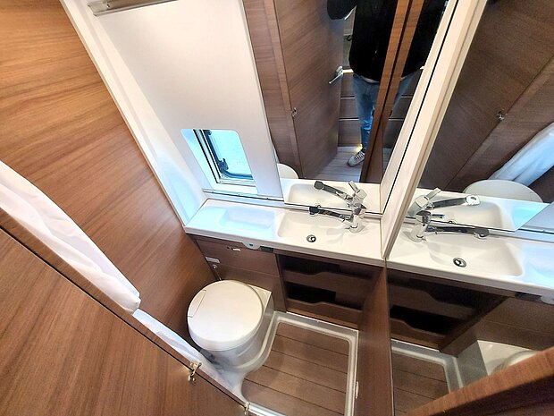 Knaus BoxLife 600 MQ gebrauchtes Wohnmobil kaufen Knaus BoxLife 600 MQ Bad im Reisemobil