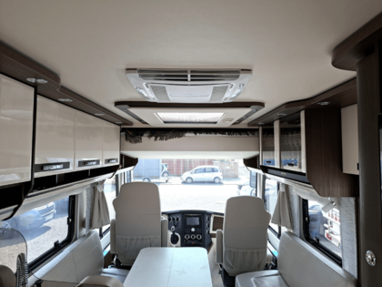 Wohnraum eines Morelo Wohnmobils mit Dachklimaanlage Dometic FreshJet FJZ7 im Morelo Loft eingebaut