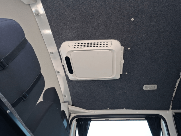 Klimaanlage im Innenraum eines nachgerüsteten Wohnmobils Nachgerüstete Klimaanlage im Innenraum eines Wohnmobil-Busses für mehr Komfort auf Reisen