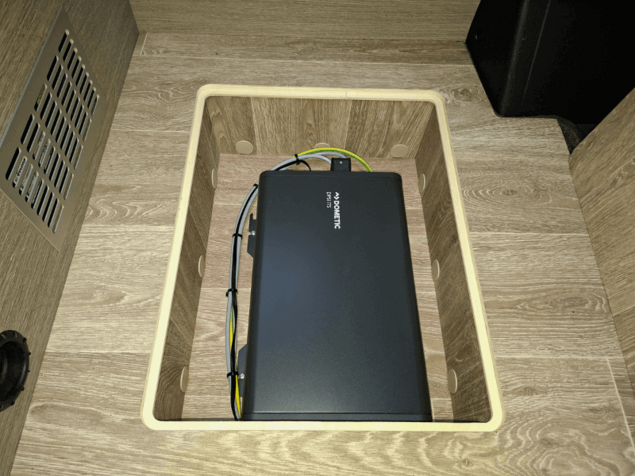 Fachgerecht eingebauter Wechselrichter im Wohnmobil mit sauber verlegter Verkabelung in unserer Werkstatt