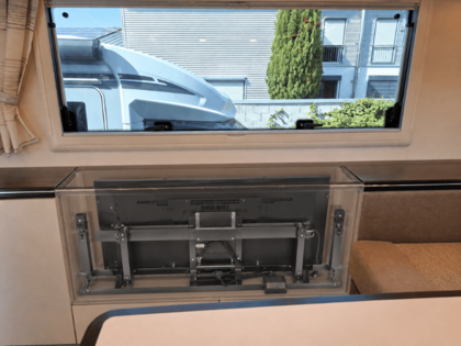 Versenkbarer Fernseher Wohnmobil TV Lift im Schrank