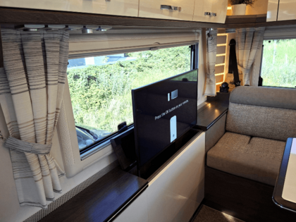 Einbau elektrisch versenkbarer TV-Lift für Wohnmobile