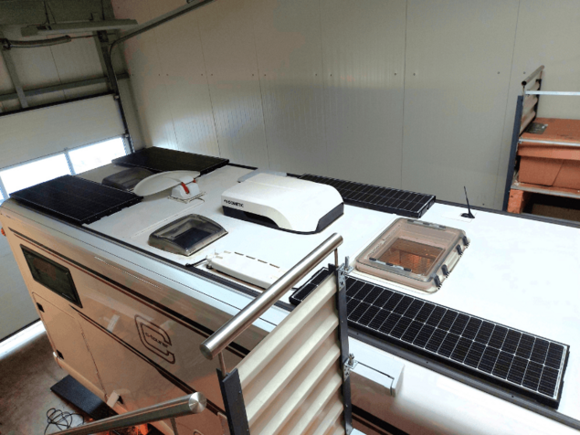 Solaranlage fachgerecht auf Carthago montiert Seitliche Ansicht einer nachgerüsteten Solaranlage auf einem Carthago Wohnmobil
