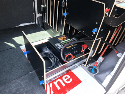 Lithiumbatterie mit Auszugssystem im Bus verbaut Im Heck verbaute Lithiumbatterie mit ausziehbarer Konstruktion zur platzsparenden Wohnmobil-Nachrüstung