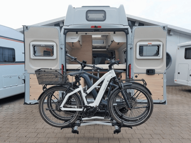 Wohnmobil Anhängerkupplung mit E-Bike-Träger nachgerüstet Nachgerüstete Anhängerkupplung am Wohnmobil mit montiertem E-Bike-Träger und fachgerechter Integration am Fahrzeugheck