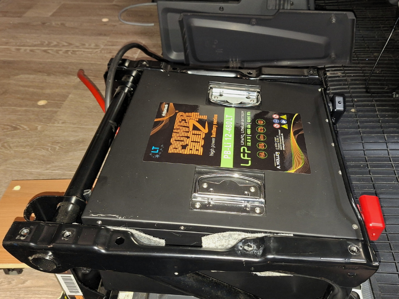 Lithium Bordbatterie im Wohnmobil unter Sitz montieren Baden-Baden Lithiumbatterie Camper Untersitz Nachrüstung Stromversorgung